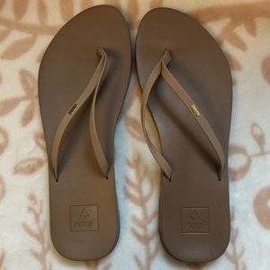 Taupe Reefs Like New